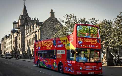 Edinburgh Hop-On-Hop-Off-Tour Sightseeing-Bus am Edinburgh Castle