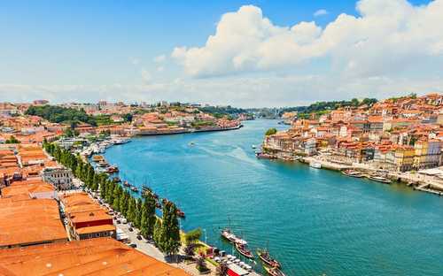 Porto Hop-On-Hop-Off-Bus Open-Top-Sightseeing-Bus im Ribeira-Viertel in Porto