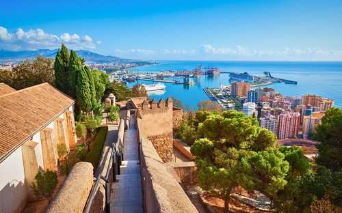 Málaga Hop-On-Hop-Off-Bus Open-Top-Sightseeing-Bus an der Alcazaba in Málaga