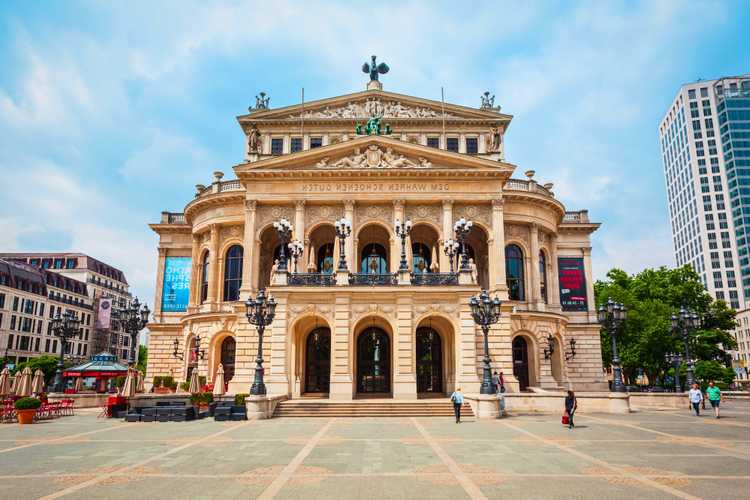 Discover Frankfurt with official hop-on hop-off bus tours – Flexible routes, iconic monuments, and panoramic city views 2026